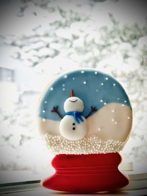 Snowglobe Cookies Christmas, Snowglobe Cookies, Snow Cookies, Royal Icing Cookies Recipe, Royal Icing Decorated Cookies, Christmas Sugar Cookies Decorated, Holiday Cookies Christmas, Christmas Cake Designs, Sugar Cookie Royal Icing