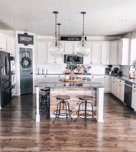 Model Dapur, Opening Door, Farmhouse Kitchen Design, Classic Kitchen, Farmhouse Interior, Modern Farmhouse Kitchens, Farmhouse Charm, Decoration Inspiration, White Kitchen Cabinets