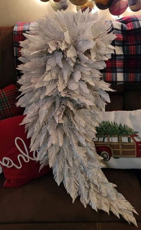 Book Page Angel Wings Diy, Angel Wings Christmas Tree, Cardboard Feathers, Cardboard Angel Wings, Wings Cardboard, Cardboard Wings, Upcycled Books Crafts, Diy Angel Wings, Newspaper Dress