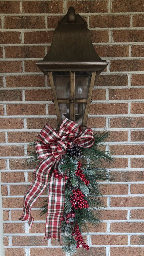 2023 Decorations, Porch Garland, Porch Lantern, Lantern Christmas Decor, Williamsburg Christmas, Christmas Porch Decor Ideas, Xmas 2022, Outside Christmas Decorations, Exterior Christmas