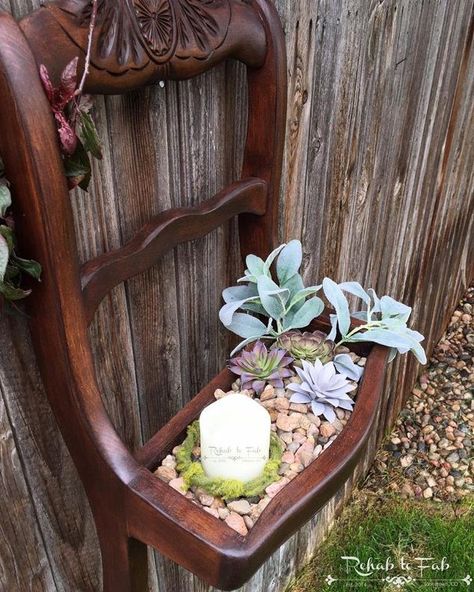 Instead of throwing it away she did this! Succulent Wall Planter, Chair Planter, Container Planting, Garden Frogs, Modern Plant Stand, Flowers Gardening, Gardening Flowers, Succulent Wall, Old Chairs