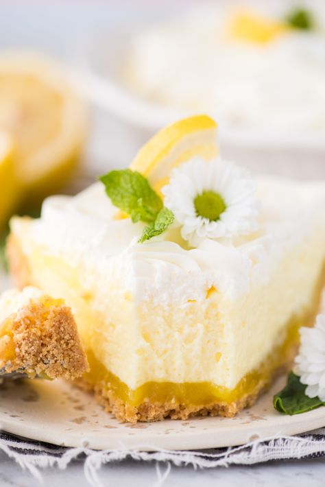 This no bake lemon layer pudding pie is an easy no bake summer dessert! It has a graham cracker crust and then 3 pie layers - a lemon pudding layer, a creamy lemon layer then topped with homemade whipped cream. You can make this lemon pie even easier by using cool whip! #lemonpie #puddingpie #nobakepie Lemon Pudding Pie Recipe, Lemon Pudding Pie, Jello Pudding Recipes, Pudding Pie Recipes, No Bake Lemon, No Bake Summer Desserts, Pudding Pie, Graham Cracker Crust Pie, Pudding Pies