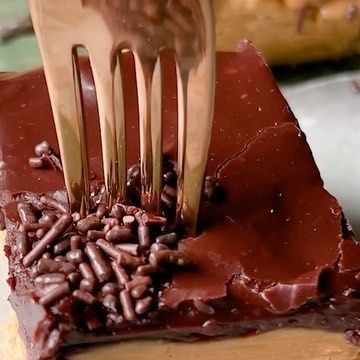 Tieghan Gerard on Instagram: "Lunch Lady Chocolate Glazed Peanut Butter Bars. Well, these are DELICIOUS - picture a doughy, buttery, peanut butter oatmeal cookie base, layered with creamy peanut butter, and the simplest chocolate glaze that’s rich and fudgy. Pretty hard not to love these. Easy to make took (: 1 stick (8 tablespoons) salted butter, at room temperature 1/2 cup melted coconut oil 1 egg 1 1/2 cups creamy peanut butter 1 box (16 ounce) vanilla cake mix 2 cups old fashioned oatmeal Tieghan Gerard, Half Baked Harvest Recipes, Old Fashioned Oatmeal, Cookie Base, Peanut Butter Oatmeal Cookies, Vanilla Cake Mixes, Butter Bars, Lunch Lady, Oatmeal Cookie