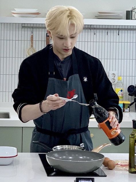 Stray Kids [Christopher #BangChan] - cookin like a chef i'm five star michelin Chan Bangchan, Christopher Bangchan, Christopher Bang Chan, Chan's Room, Bang Christopher Chan, Christopher Chan, Hells Kitchen, Chris Chan, Christopher Bang