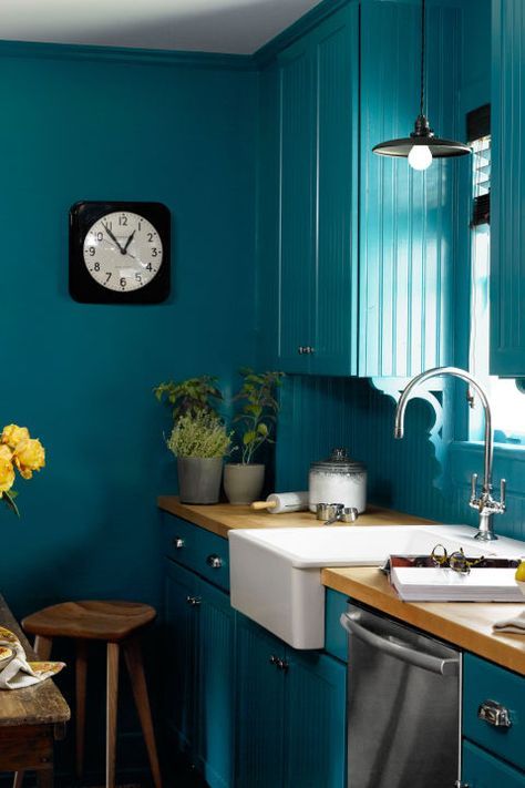 A vibrant shade of teal or aquamarine can inject brightness into a dark space. Ikea's white farmhouse sink pops against the high-gloss blue covering the kitchen walls, cabinets, and trim in this 1840s upstate New York house. The paint is Benjamin Moore's Varsity Blues. Painting Oak Cabinets, Teal Kitchen, Kitchen Paint Colors, Yellow Kitchen, Design Seeds, Oak Cabinets, Black Cabinets, Blue Kitchens, Trendy Kitchen