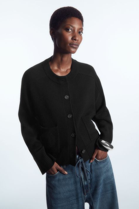 Spring cardigan: the simple item that always makes outfits look polished Transitional Outfits, Black Knitwear, Spring Cardigans, Crew Neck Cardigan, High Street Fashion, Transition Outfits, Classic Cardigan, Pantalon Large, The Foundation