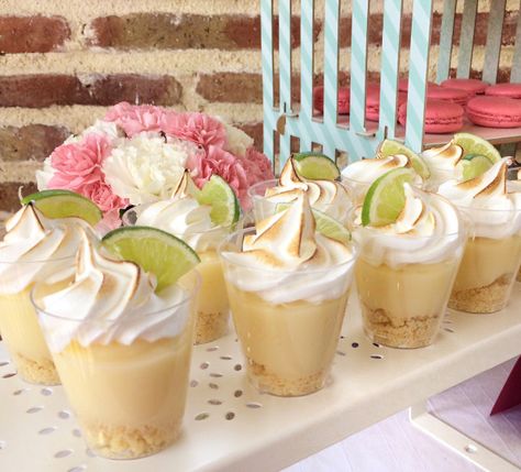 Sweet Station, Shots Pie de Limon Mini Shots Dulces, Sweet Shots, Cake Shots, Mini Dessert Cups, Dessert Shots, Sweet Station, Dessert Bites, Lemon Pie, Bakery Recipes