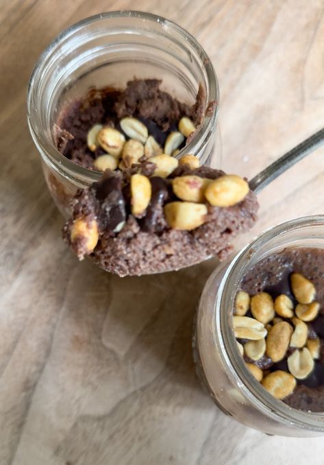 Snickers Overnight N’Oatmeal & Oats – thepeachiespoon Peachie Spoon, Starbucks Muffins, Protein Toast, Protein Pizza, Easy Stuffed Peppers, Caprese Recipes, Protein Pasta, Healthy Breakfast Recipes Easy, Yogurt Dip