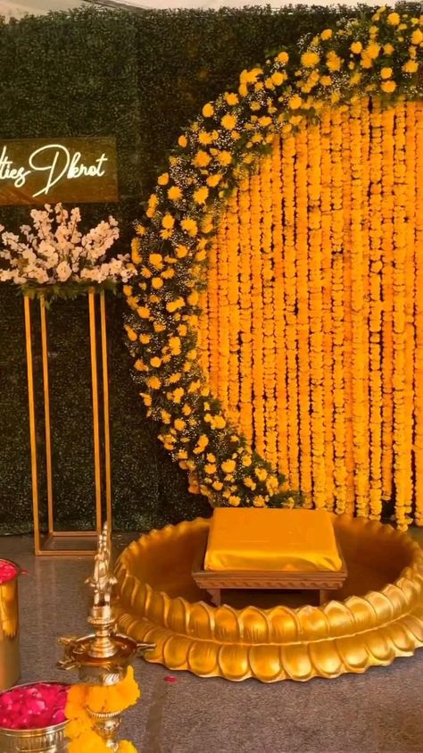 Night Haldi Decoration, Haldi Function Decoration Ideas, Indian Haldi Decoration Ideas, Haldi Wedding Decor, Mehandi Ceremony Decoration, Haldi Mandap Decoration, Outdoor Haldi Decoration, Haldi Mehendi Decoration Ideas, Mehandi Stage Decoration