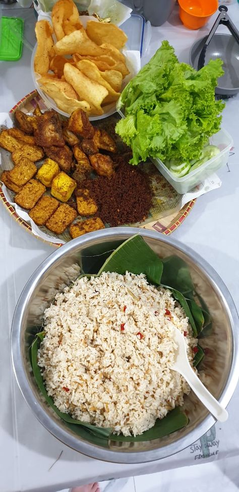 Nasi Liwet Sunda Komplit, Indonesian Food, Rice Cooker, Traditional Food, Good Food, Rice, Celebrities, Quick Saves, Art