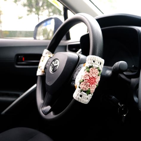 Handmade time: 4 to 6 days --------------------------------------------------- 🌸 Crochet cherry blossom steering wheel cover,Handcrafted with premium yarn, breathable, super soft, stretchy, and durable, making it the perfect companion for year-round driving! 🌸 Designed with buttons, easy to adjust to fit different sizes of steering wheels. Universal fit for cars, trucks, and SUVs. 🌸 Unlike all-inclusive steering wheel covers, which have the risk of slipping and have no elasticity, the half-in Crochet Granny Square Steering Wheel Cover Pattern, Crochet Car Interior, Crochet For Car Accessories, Crochet Car Accessories Pattern Free, Crochet For Car, Car Crochet Accessories, Crochet Cherry Blossom, Crochet Car Decor, Car Accessories Crochet