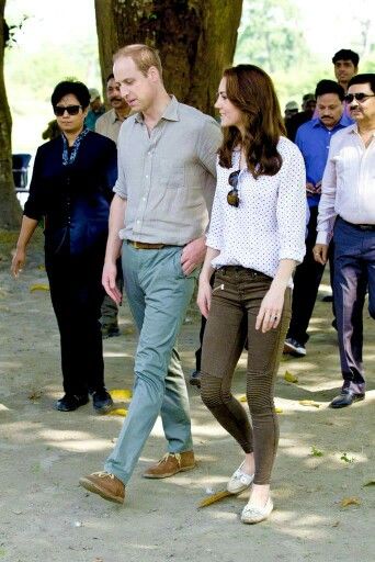 Catherine wearing Zara jeans, along with a new blouse from the Australian brand RM Williams and her  Sebago Bala loafers Moda Kate Middleton, Jean Zara, William E Kate, Looks Kate Middleton, Prins William, Kate Middleton Outfits, Middleton Style, Catherine Middleton, Kate Middleton Style