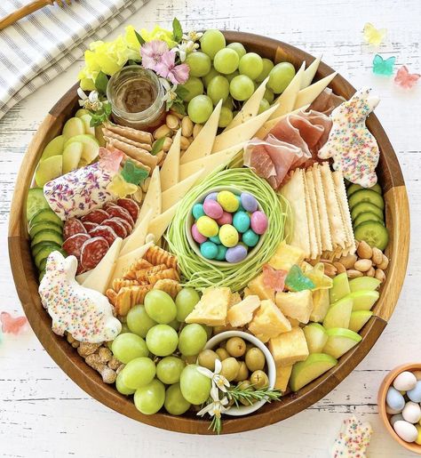 Easter Buffet Ideas Food Dinner, Easter Charcuterie Board Ideas, Easter Charcuterie Board, Aesthetic Treats, Easter Charcuterie, Easter Fruit, Bunny Bread, Creative Easter Baskets, Easter Party Food