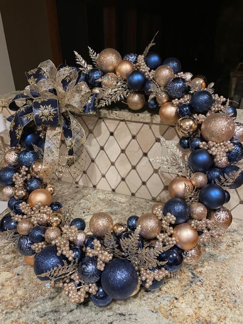 Blue And Gold Xmas Tree, Blue And Gold Christmas Wreath, Christmas Tree Ideas Blue And Gold, Blue And Champagne Christmas Tree, Gold And Silver Christmas Decor, Dark Blue Christmas, Champagne Christmas Tree, Blue And Gold Christmas, Christmas Tree Decorations Ribbon