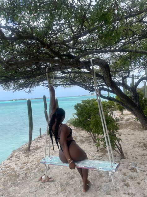 Photographed: Mackenzie Tyra Clark in Aruba Beach Black Women, Aruba Aesthetics, Girly Vacation, Vacay Aesthetic, Aruba Vacation, Peaceful Vibes, Birthday Trip, Vacation Mood, 11k Followers