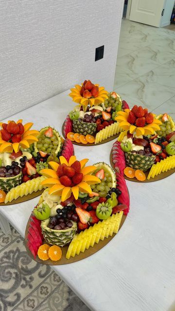 Fruit Platters Display, Fruit Display Tables, Fruit Tray Ideas For Party, Fruit Tray Designs, Fruits Platter, Fruit Platter Ideas Party, Pineapple Cupcake, Edible Fruit Arrangements, Fruit Buffet