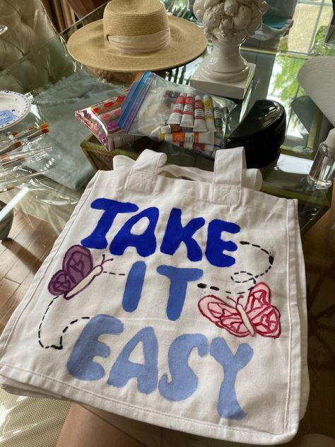 Canvas Bag Painting Ideas Easy, Simple Tote Bag Painting, Canvas Bag Painting Ideas, Totebag Painting, Freelance Ideas, Preppy Quotes, Diy Tote Bag Design, Handpainted Tote Bags, Diy Tote