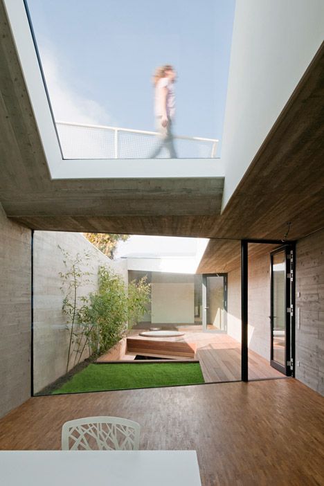 A courtyard garden divides the two sides of this concrete house in Vienna, which has been squeezed onto a plot just five metres wide. Sunken Courtyard, Snake Ranch, Court Yard, Narrow House, Casa Patio, Casa Container, Concrete House, Modern Patio, Town House