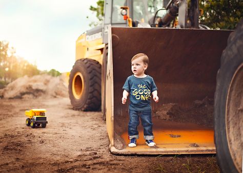 Construction Birthday Pictures, Construction Birthday Photo Shoot, Excavator Photo Shoot, Construction Theme Birthday Pictures, Construction Theme Photo Shoot, Construction Theme Birthday Photoshoot, Construction Photo Shoot, Construction Cake Smash Photography, Construction Photoshoot Kids