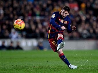 TOPSHOT - Barcelona's Argentinian forward Lionel Messi takes a free kick during the Spanish league football match FC Barcelona vs Athletic Club Bilbao at the Camp Nou stadium in Barcelona on January 17, 2016. / AFP / JOSEP Messi 2010, Messi Goals, Lionel Andrés Messi, Steven Gerrard, Free Kick, Messi 10, Athletic Clubs, Camp Nou, Leo Messi