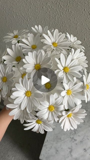 Daisy Fondant Flowers, Clay Daisy Flower, Easy Fondant Flowers Tutorial, Fondant Daisies, Clay Daisy, Fondant Flower Tutorial, Peacock Embroidery Designs, Fondant Flower Cake, Peacock Embroidery