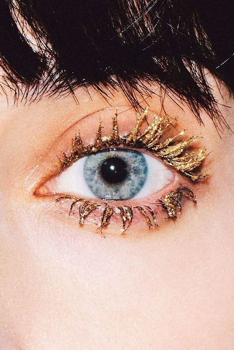 Gold lashes.: Glitter Makeup Tutorial, Glitter Mascara, Make Carnaval, Mekap Mata, Glitter Makeup Looks, Gold Eye Makeup, Kesha, Gold Eyes, Glitter Makeup