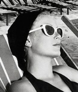 Grace in glasses Grace Kelly Style, Princess Grace Kelly, Francoise Hardy, Jenni Rivera, Mode Turban, White Sunglasses, Neo Noir, Catherine Deneuve, Anna Wintour