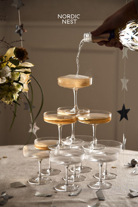 Create your own champagne tower for New Year's. New Year and champagne go hand in hand, and now we are finally allowed to celebrate with our nearest and dearest once again why not do something extravagant to bring in the new year? Build a magnificent champagne tower and create a real Instagram moment! We’ll show you how! Champagne Glass Tower, Winter Engagement Party, Club Vibes, Bday Dinner, Cocktail Photography, Great Gatsby Party, Champagne Tower, Gold Glasses, 19th Birthday