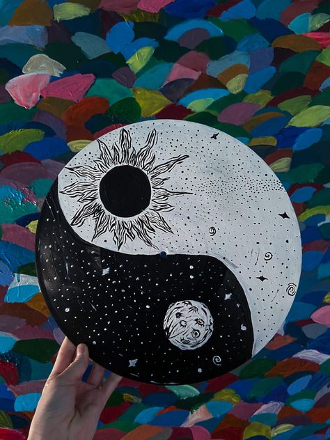 Painting Ideas On Vinyl Records, Painting Vynil Records, Painted Records Vinyl Trippy, Vynil Paintings, Vynil Paint Ideas, Decorated Records, Vynil Record Painting Ideas, Record Painting Ideas Hippie, Disk Painting Ideas