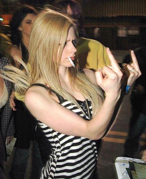 2000s Avril Lavigne, Skin Photoshoot, Avril Lavigne Outfits, Avril Lavigne Aesthetic, 2000s Punk Aesthetic, Pop Punk Aesthetic, 2000s Pop Culture, Avril Levigne, Avril Lavingne