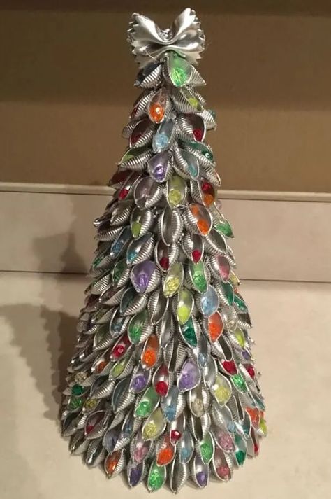 Pasta Tree, Outdoor Apartment, Wood Blocks Christmas, Decorate Christmas Tree, Christmas Bazaar Crafts, Make Christmas Ornaments, Diy Bottle Cap Crafts, Silver Bells Christmas, Shell Pasta