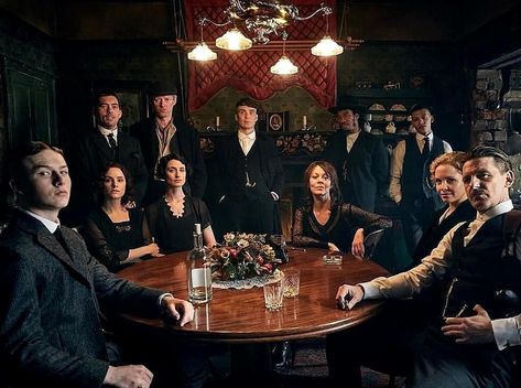 🍀A Beautiful Family Portrait of The Shelby Family Limited🍀💫🇬🇧💫🔫🔪💰💣🚬🍺🔥💫 I really hope it's not going to be another 1-2 yr wait for Season 5. I know they just recently started filming... Hurry Up Guys😘✌ Shelby Family, Peaky Blinders Season 5, Natasha O'keeffe, Laura Marling, Peaky Blinders Season, Peaky Blinders Series, Steven Knight, Peaky Blinders Wallpaper, Red Right Hand