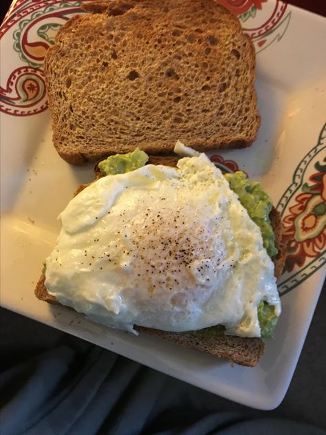 Avocado Toast with Egg Avocado Toast With Egg, Quick Lunch Ideas, Toast With Egg, Easy Toast, Egg On Toast, Mini Bagels, Avocado Toast Egg, Avocado Toast Recipe, Cucumber Sandwiches