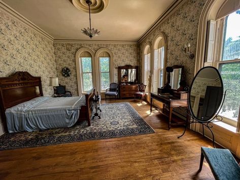 1860s Interior Design, 1800 Bedroom Aesthetic, Big Vintage Bedroom, 1850s Aesthetic House, 1890s Apartment, Victorian Bedroom Aesthetic Vintage, Southern Victorian Homes Interiors, 1700s Bedroom, 1940s Bedroom Aesthetic