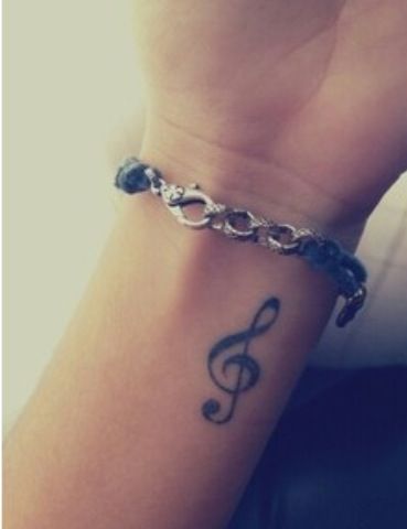 Treble cleft wrist tattoo Wrist Tatoo, Treble Clef Tattoo, Bracelets Infinity, Tattoo Son, Tattoo Music, Dating Funny, Music Note Tattoo, Herz Tattoo, Female Tattoos