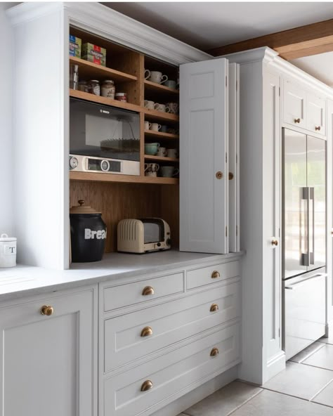 Traditional Modern Kitchen, Breakfast Station, Saturday Morning Breakfast, Barn Kitchen, London Kitchen, Kitchen Pantry Design, Uk Kitchen, Kitchen Inspiration Design, Pantry Design