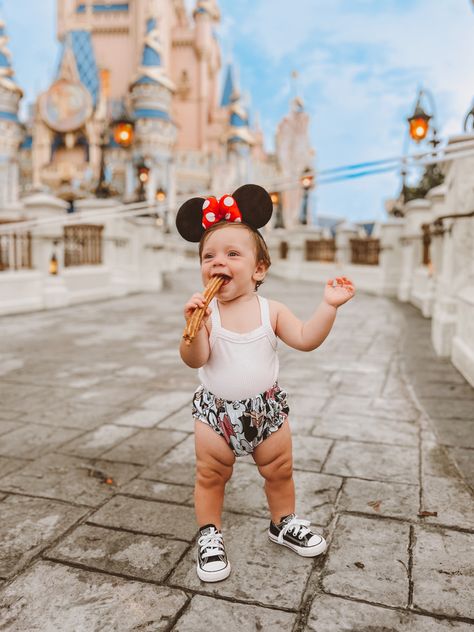 Disney Photoshoot, Magic Kingdom Outfit, Disney World Castle, Disney Trip Outfits, Orlando Photos, Baby Magic, Trip Outfits, Baby Pics, Disney Photos