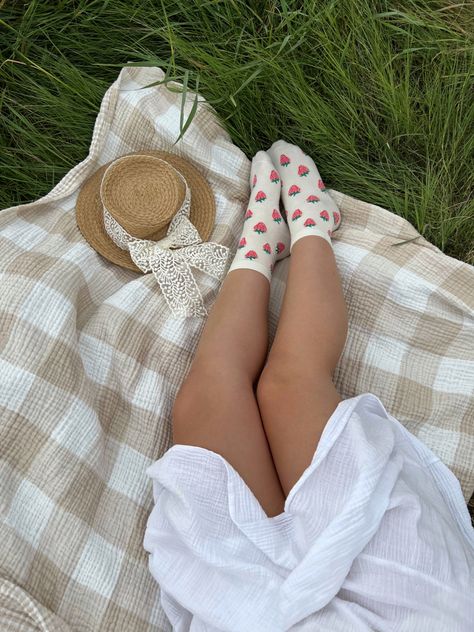 Soft Cottagecore Aesthetic, Cottagecore Girl, Cottagecore Lifestyle, Ariana Grande Outfits, Cottage Aesthetic, Aesthetic Cottagecore, Cottagecore Outfits, Strawberry Pattern, Spring Mood