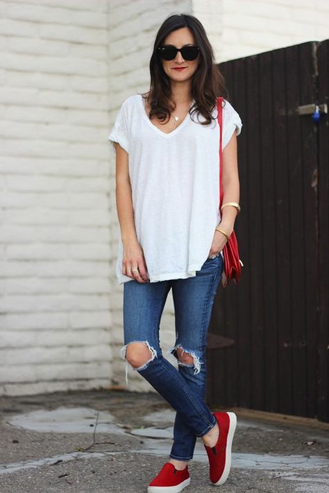 How to wear red for your Dominant Color Category. Wear red shoes. from tabithadumas.com Red Sneakers Outfit, White Tees Outfit, Style Casual Chic, Cool Summer Outfits, Outfit Jeans, Outfit Trends, Tee Outfit, Sneakers Outfit, Wearing Red