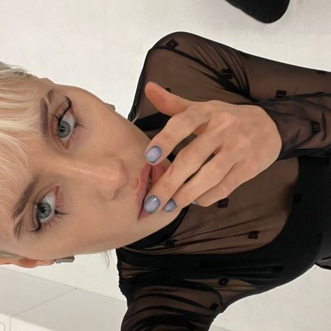 Law Nails, Daisy Acrylic Nails, 1920s Makeup, Iris Law, Punk Chic, Chic Nail Art, Grunge Makeup, Funky Nails, Face Hair