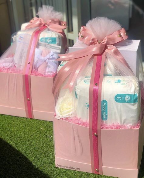 Baby Diapers, Wet wipes and towels wrapped in a baby pink color theme in a pink box for a baby shower. Baby Wipes Gift Ideas, Baby Shower Gift Box Ideas, Box Cadeau, Baby Gift Wrapping, Gift Box Ideas, Baby Shower Gift Box, Baby Shower Souvenirs, Diaper Gifts, Gift Towers