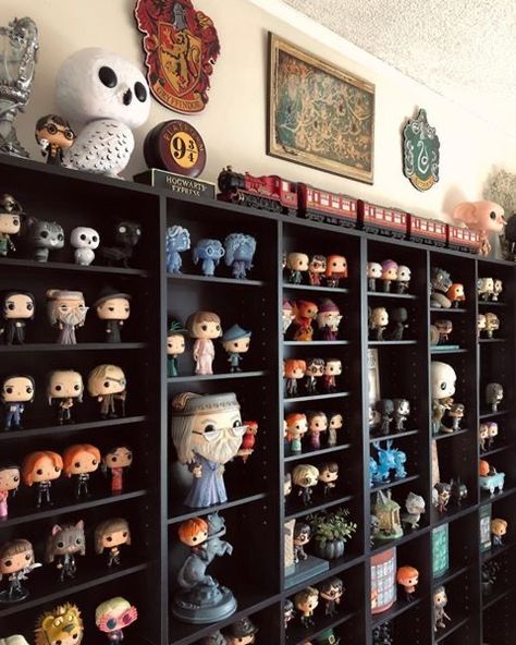 Harry Potter Funko Pop Collection, Funko Pop Display Ideas, Harry Potter Display, Harry Potter Fanları, Harry Potter Bedroom Decor, Игрушки Funko Pop, Funko Pop Display, Nerd Room, Harry Potter Room Decor