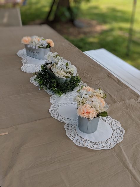 Paper Doily Place Setting, Paper Dollies Table Setting, Simple Party Table Set Up, Paper Doily Table Runner, Paper Doilies Table Setting, Simple Party Table Decor, Simple Party Table, Picnic Table Decor, Doily Centerpiece