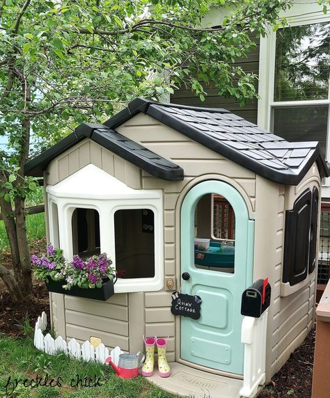 freckles chick: Playful little playhouse Playhouse Kids, Plastic Playhouse, Kids Indoor Playhouse, Toddler Playhouse, Kids Playhouse Outdoors, Outdoor Playhouse, Indoor Playhouse, Diy Playhouse, Backyard Playhouse