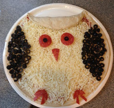 Hedwig Owl pizza with Harry Potter Harry Potter Pizza Ideas, Harry Potter Pizza, Lily Harry Potter, Owl Food, Harry Potter Activities, Harry Potter Marathon, Hedwig Owl, Harry Potter Owl, Harry Potter Bday