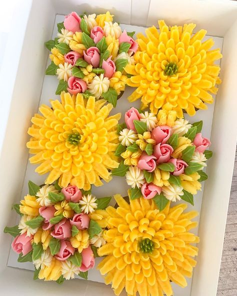 Piped Blooms on Instagram: “Some yellow chrysanthemums to brighten up your feed!  #stalbansmums #baker #buttercreamcake #buttercreamdreams #buttercreamflowercake…” Pastel Yellow Cupcakes, Yellow Flower Cake Design, Yellow Rose Cupcakes, Yellow Floral Cupcakes, Pastel Yellow Aesthetic Cupcakes, Cupcake Flower Bouquets, Orange Cupcakes, Yellow Chrysanthemum, Spring Cupcakes