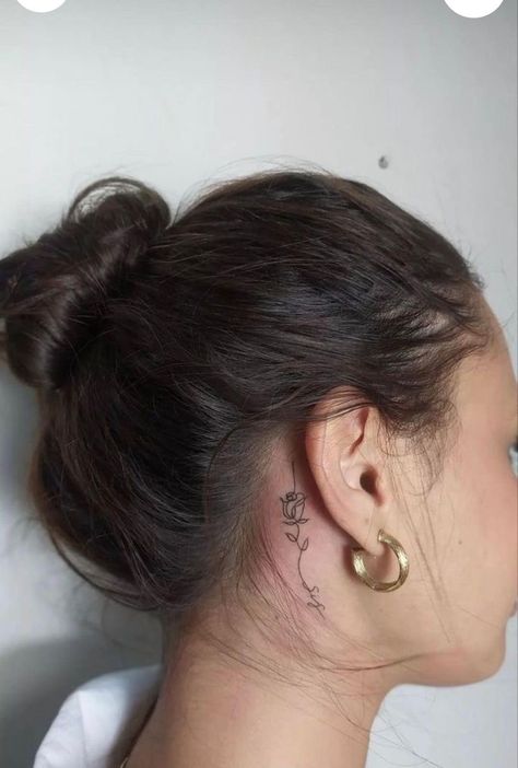 Tattoos For Behind The Ear, Tatooo Delicadas, Small Dainty Tattoos, Simple Neck Tattoos, Rose Tattoo Behind Ear, Small Neck Tattoos, Behind Ear Tattoos, Girl Neck Tattoos, Small Rose Tattoo