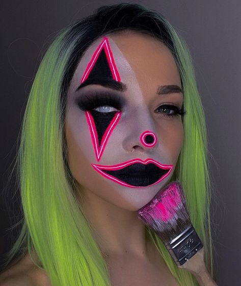 🌹QUEEN OF NEON👑 on Instagram: “Neon Paint Clown🤡🧑🏼‍🎨 💖 #queenofneon1 💯 🤡 💖 Wig Neon Green 💚used my code ANNA30 for $ off💸 @bubblewigs Lenses Gridding White…” Crazy Halloween Makeup, Makeup Neon, Girl Halloween Makeup, Halloween Makeup Clown, Holloween Makeup, Neon Paint, Cute Halloween Makeup, Halloween Makeup Pretty, Neon Makeup