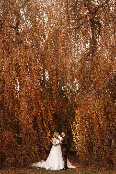 Autumn Wedding Locations, Autumn Wedding Outdoor, Fall Castle Wedding, Fall Wedding Astethic Ideas, Wedding In Autumn, October Wedding Photos, Fall Wedding Photoshoot, Fall Wedding Picture Ideas, Fall Elopement Ideas