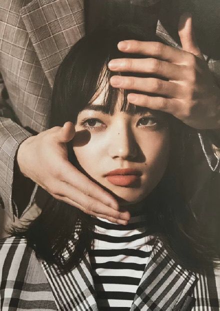 Person Holding Book, Portraits Reference, Couple Reference, Hand References, Picture References, Sketch Study, Komatsu Nana, Nana Komatsu, Photoshop Ideas